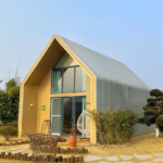Prefabricated-Hotel En-1090 Steel Structure Wooden Bungalow Fast Build Prefab Modular House